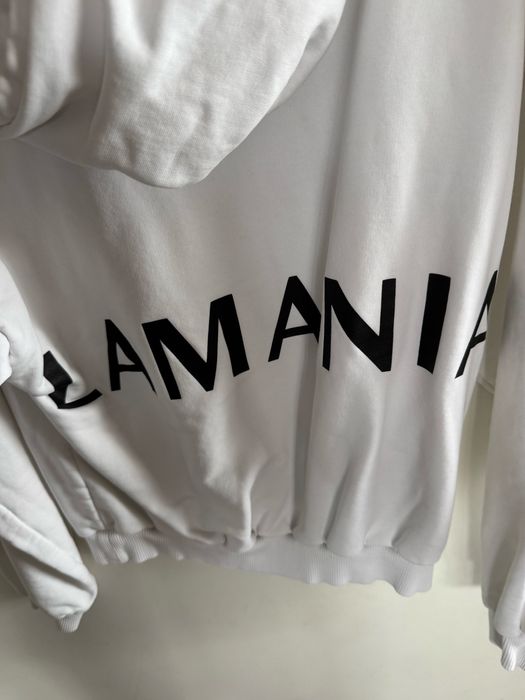 Biala bluza z kapturem La Mania, czarny napis