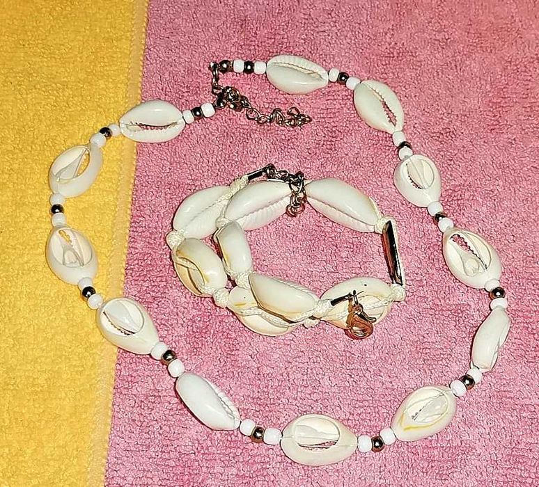 Colar e pulseira em conchas creme, feitos à mão.