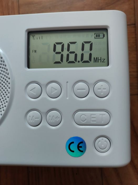 Małe radyjko UKF na akumulator.