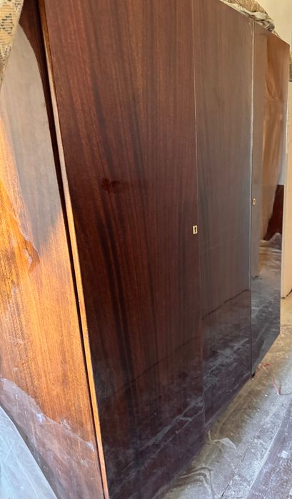 Шафа дуже вмістима та міцна, в гарному стані