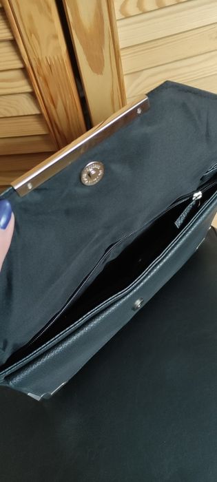 Czarna torebka kopertówka