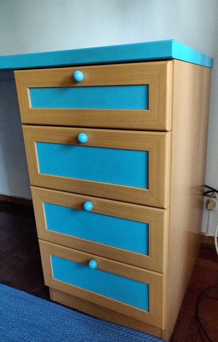 Secretária com Prateleiras e Arrumação