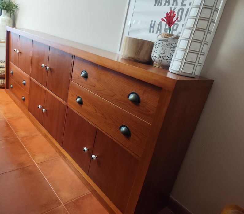 Móvel aparador em cerejeira