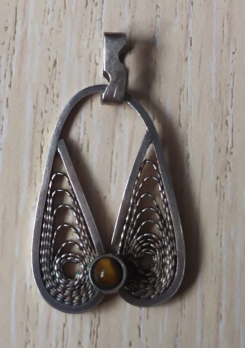 Srebrna zawieszka filigran z tygrysim oczkiem