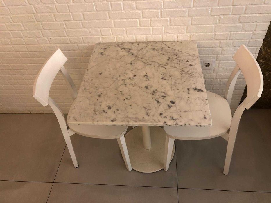 Mesa tampo em madeira e mármore com suporte metálico + cadeiras