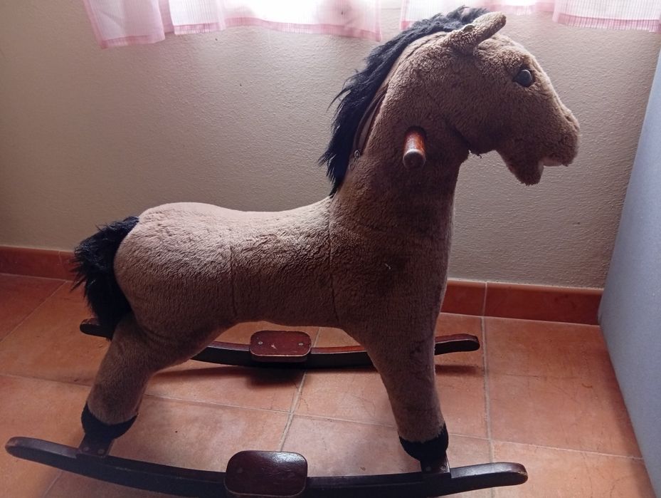 Cavalo de baloiço para brincar