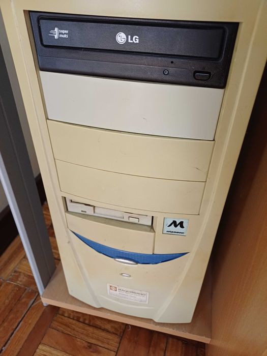 Conjunto Secretária, Computador, Teclado e Monitor