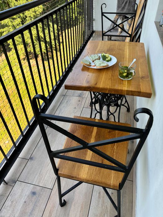 Krzesła ogrodowe wraz ze stołem.