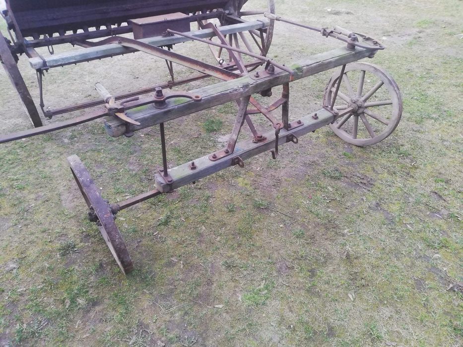 Zabytkowy siewnik konny drewniany, przedwojenny