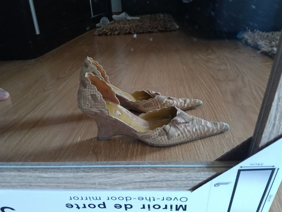 Sapatos elegantes em pele