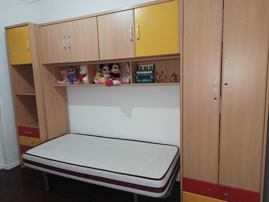 Roupeiro com quatro peças, modular, e uma secretária para criança.
