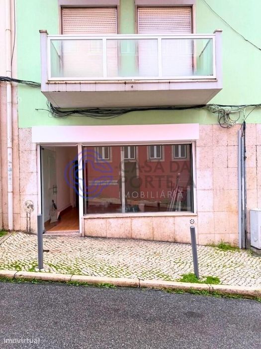 Loja na Graça, com montra ampla e excelente luz natural, para arrendam