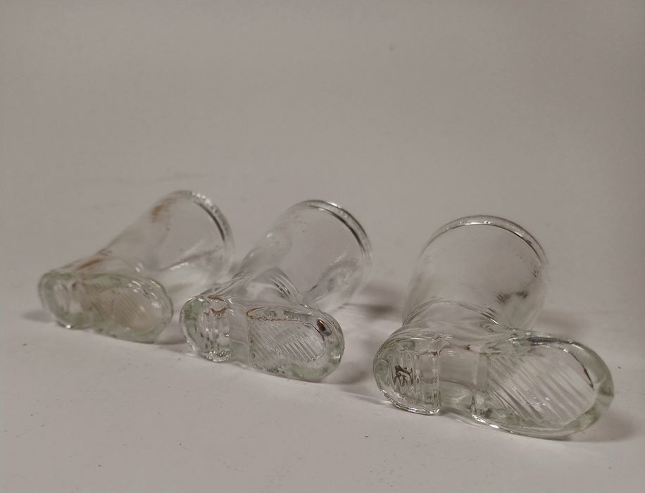 Trzy kieliszki buty - szkło prasowane - Vintage  - PRL