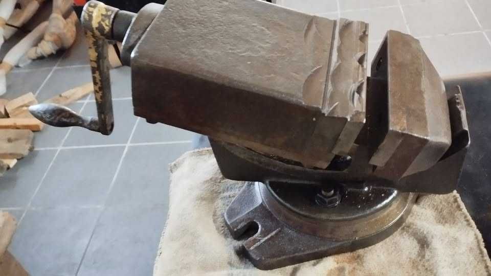 Prensa com base rotativa e inclinável