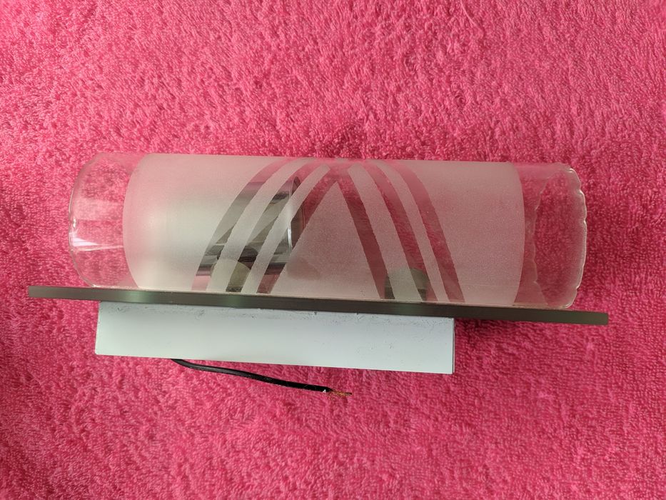 Невеликий світильник точковий на стіну