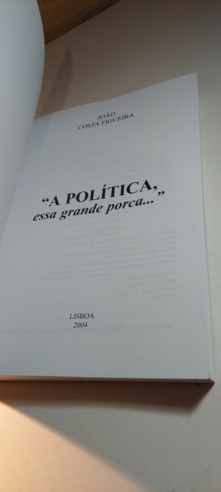 A Política, Essa Grande Porca - João Costa Figueira (2004)