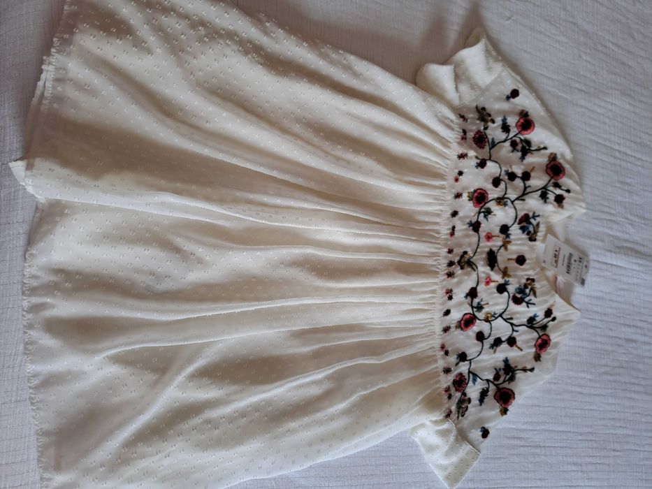 Vestido/macação curto com bordados Zara