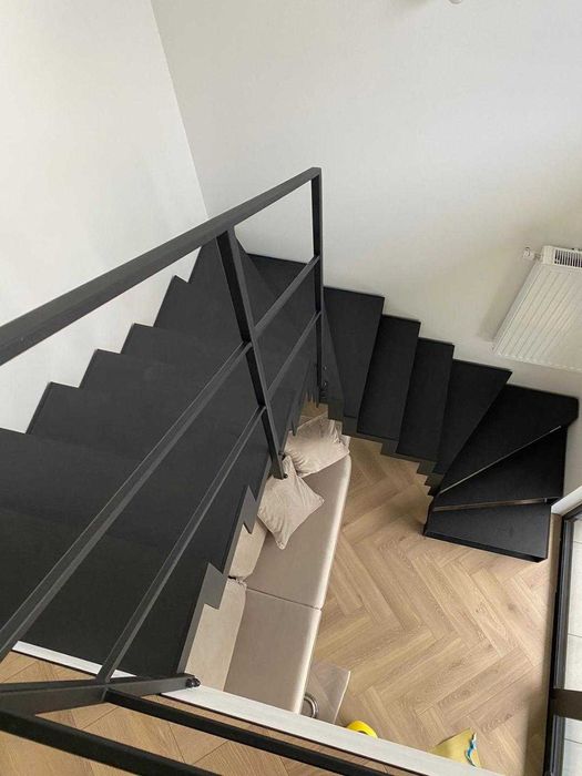 Schody wewnętrzne na konstrukcji metalowej - PRODUCENT