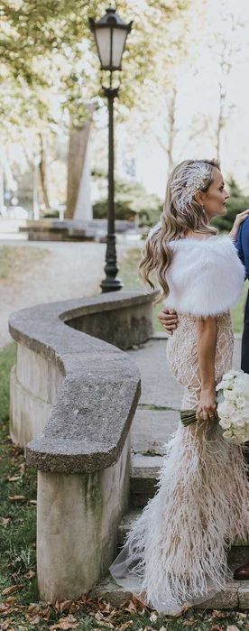 Suknia ślubna z piórkami 34-36