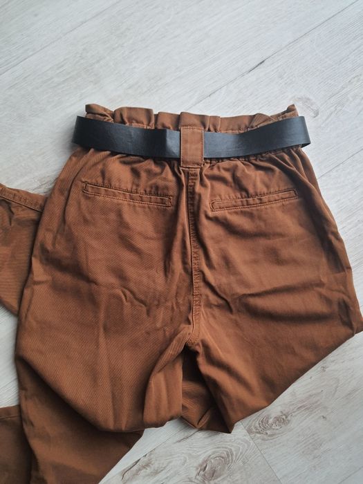 Spodnie bershka brązowe z paskiem  xs