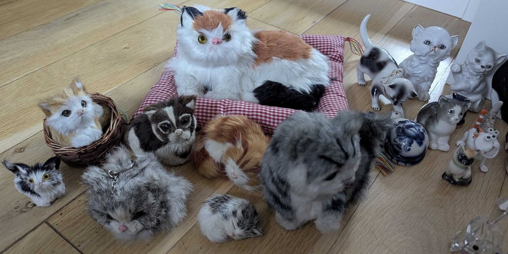 Figurki  kotów (porcelana, drewno, metal, plusz, kryształ)