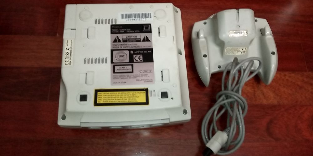 Dreamcast com comando para peças.
