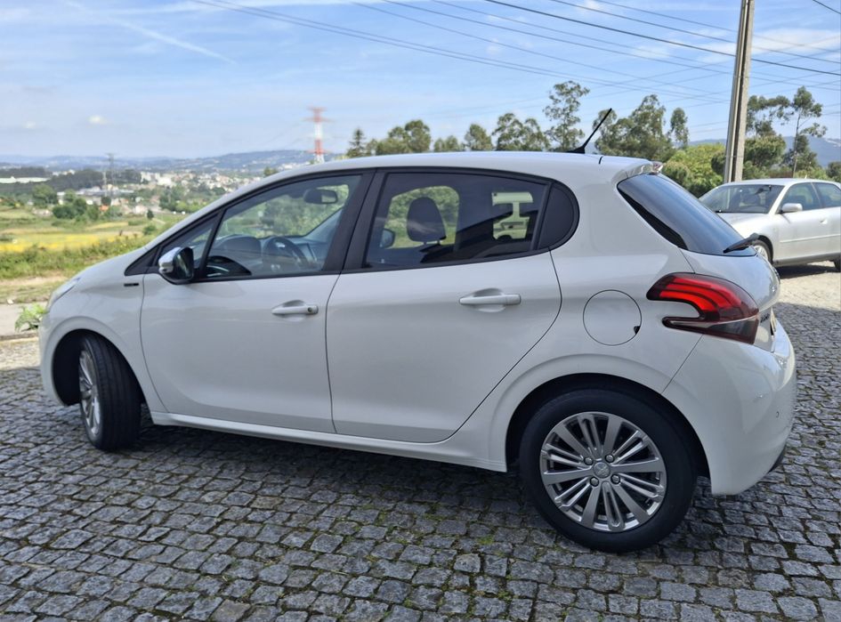 Peugeot 208 Signature
