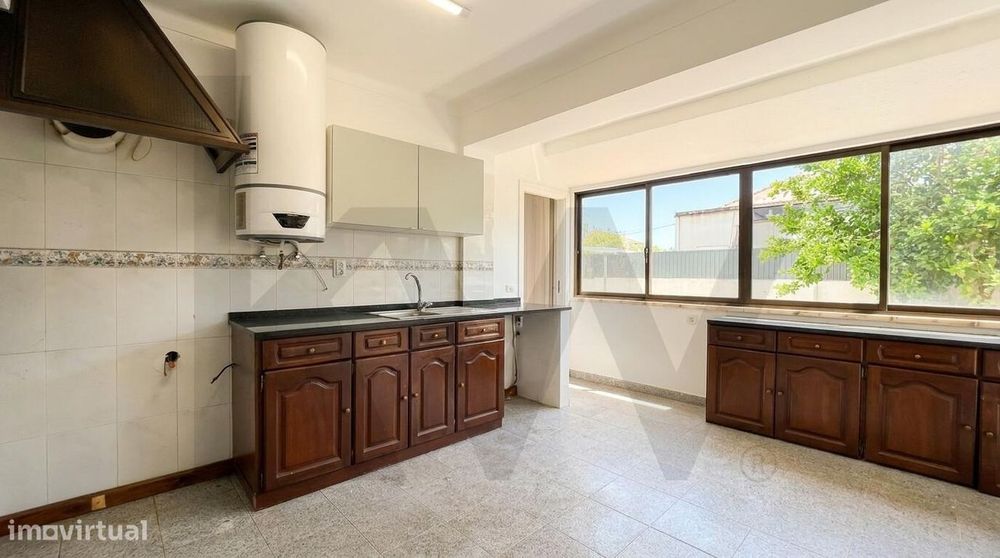 Apartamento T3 em Queluz | 73 m2 + 41 m2 de Área Dependente