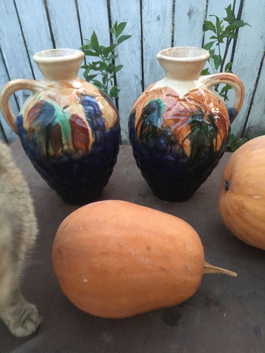Кувшины. Продам два старых кувшина .