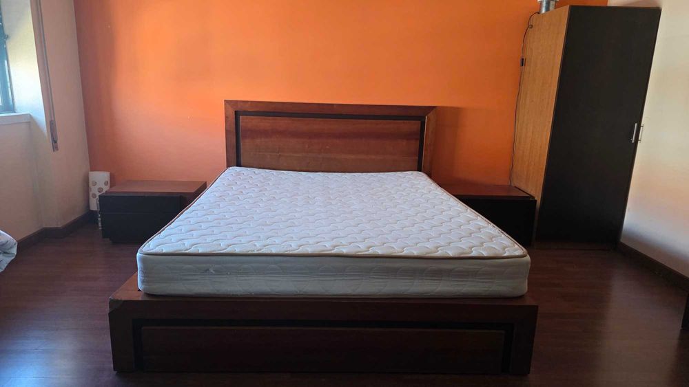 Cama de casal com mesas de cabeceira + colchão incluído