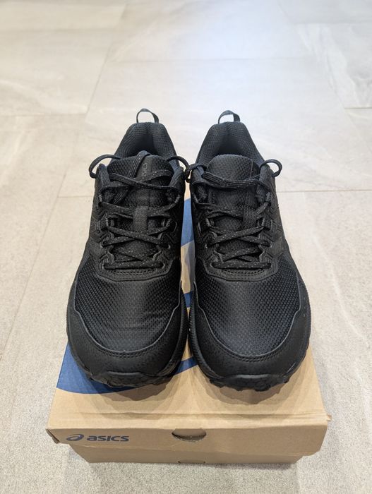 Кросівки Asics та HOBM