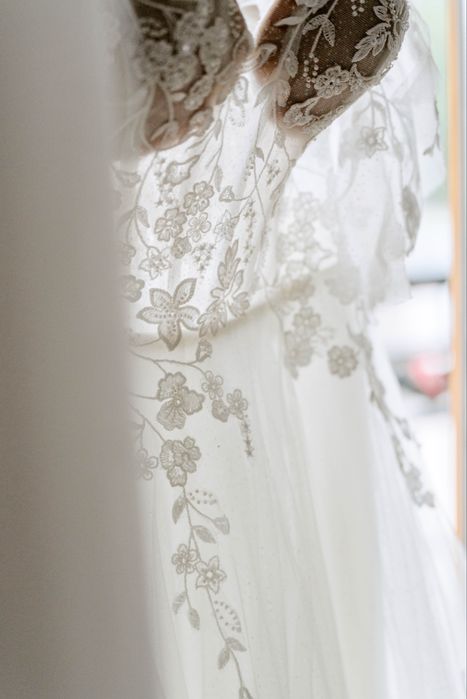 SUKNIA ŚLUBNA z gorsetem oraz delikatną koronką)