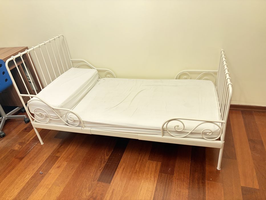 Łóżko IKEA Minnen białe z materacami i prześcieradłem