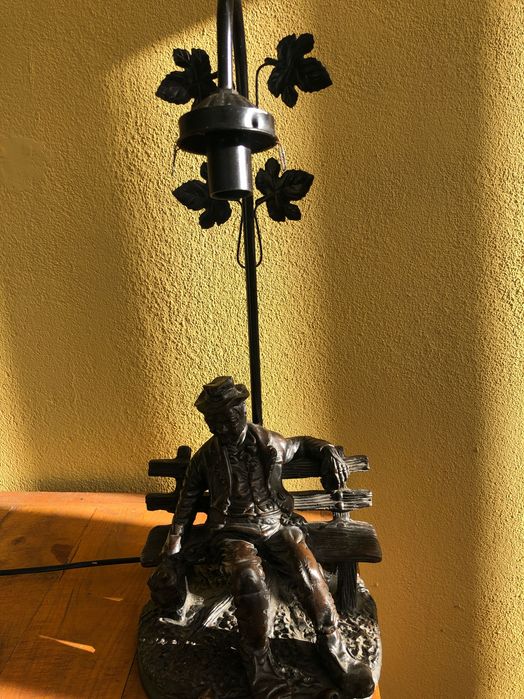 Candeeiro antigo velho sentado num banco de jardim