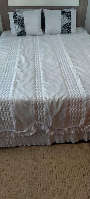 Edredão de cama branco