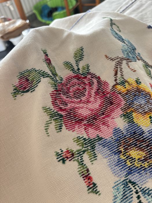 Toalha de mesa bordada a ponto cruz manual 247x163
