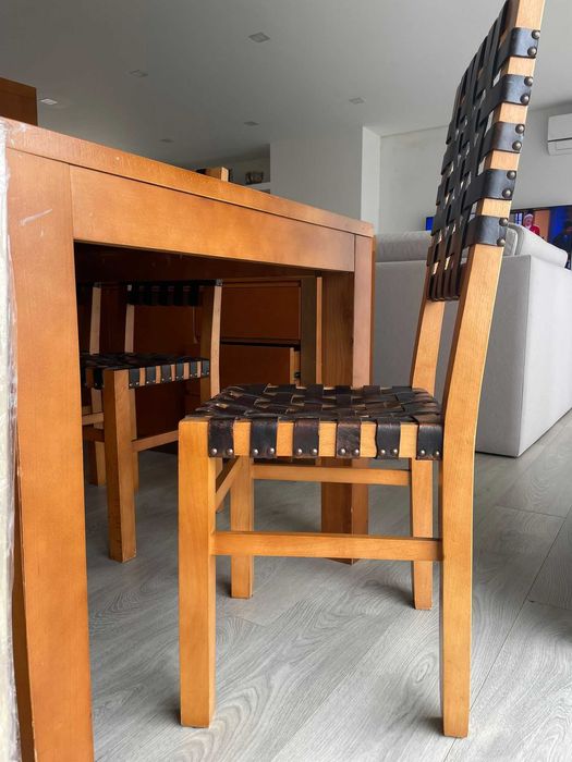 Mesa e cadeiras de sala em cerejeira