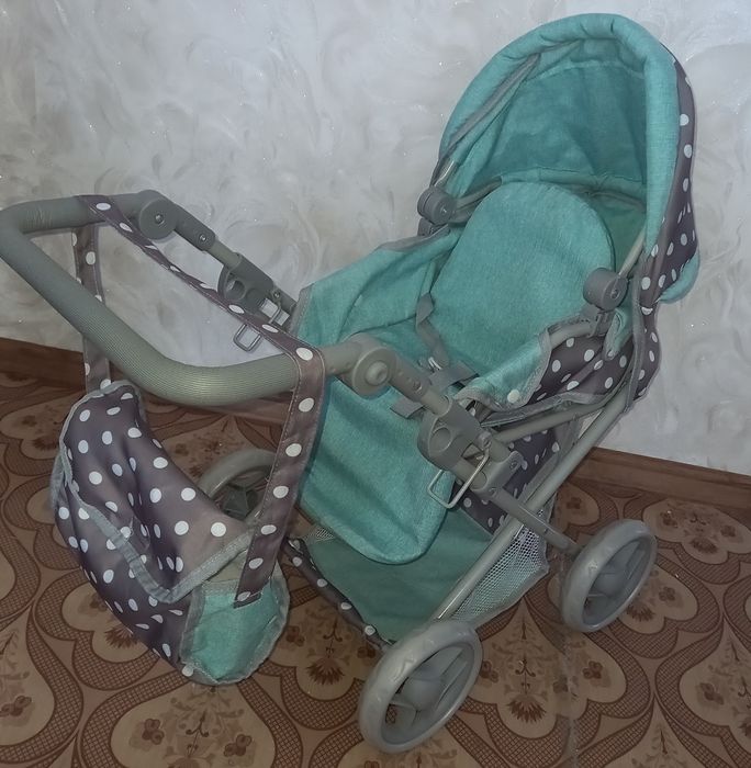 Коляска для ляльок в ідеальному стані