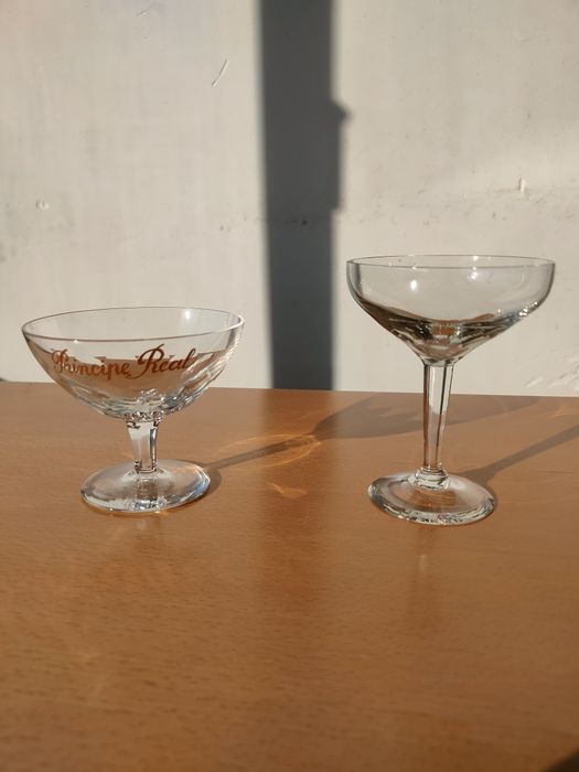 Taças antigas em vidro transparente.