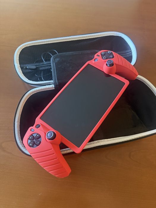 PlayStation Portal Remote Player (Preto) + Bolsa de Transporte Rígida + Caixa + Proteção em silicone em vermelho