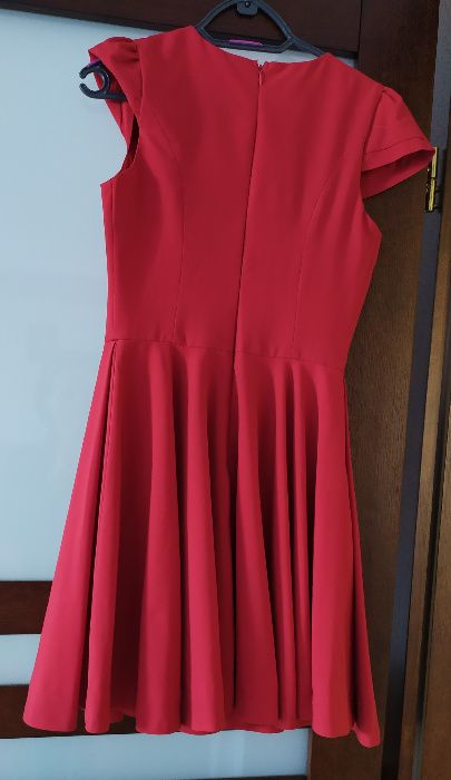 Czerwona rozkloszowana sukienka roz. 36