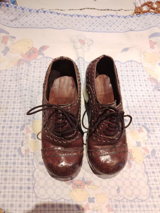 Par da sapatos com 50 anos fora da comum