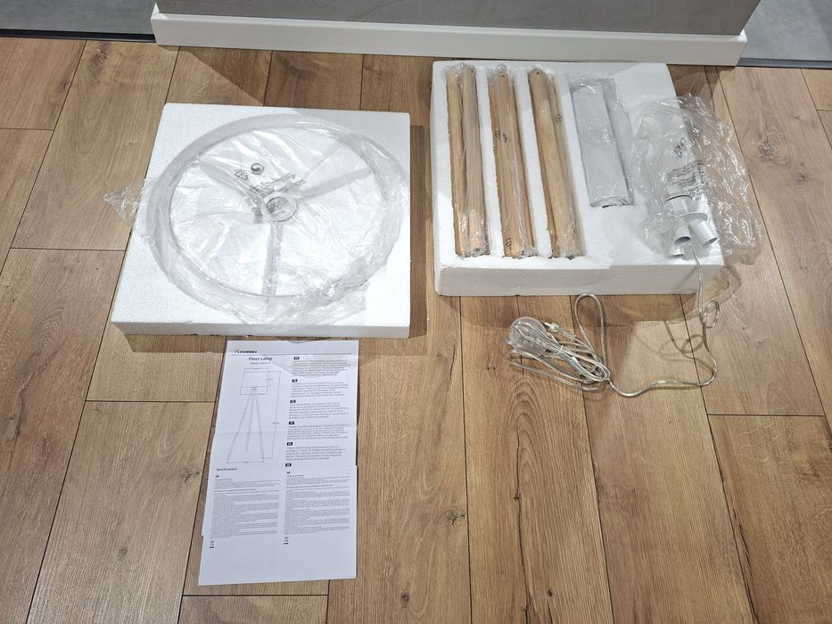 Lampa stojąca trójnóg z białym abażurem