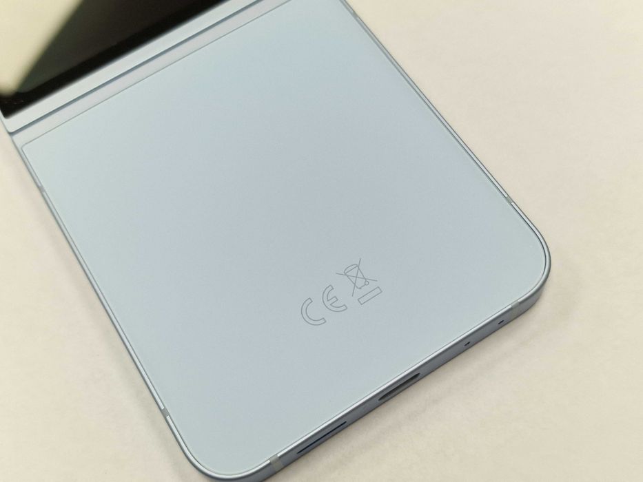 Samsung Galaxy Z Flip6 12GB/ 256GB/ Blue/ Grade A- + ładowarka