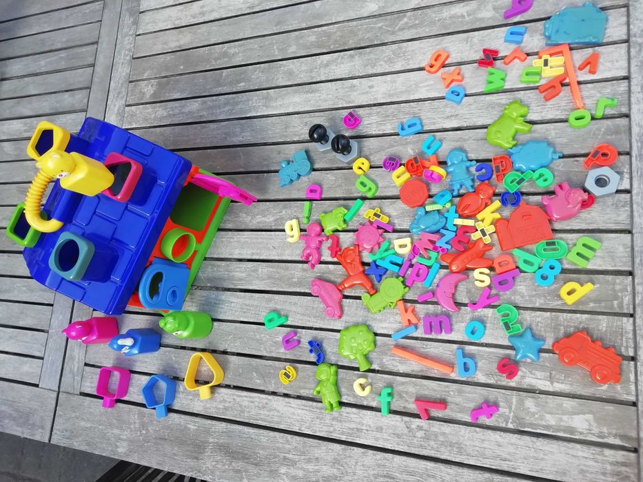 Brinquedos e jogos vários para crianças pequenas