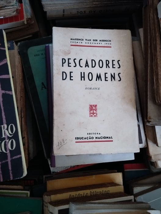 Biblioteca livros antigos e vintage