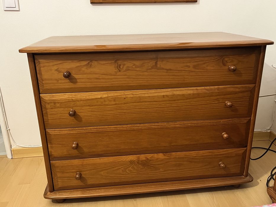 Cómoda em cerejeira