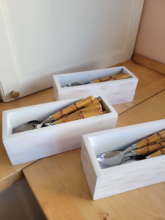 Caixas de arrumação brancas, de madeira