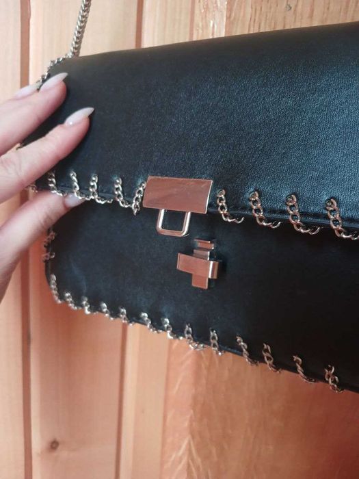 Чорна сумочка на плече з цепочкою
