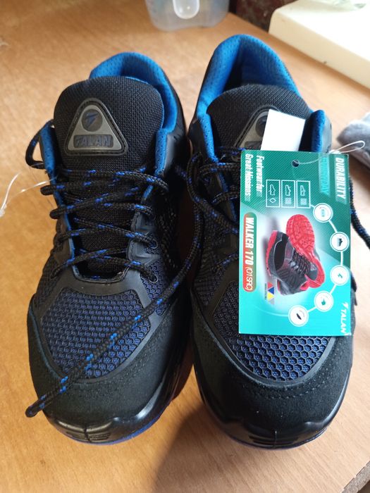 Мужские кроссовки с рабочим ,жеским носком,новые.40р.